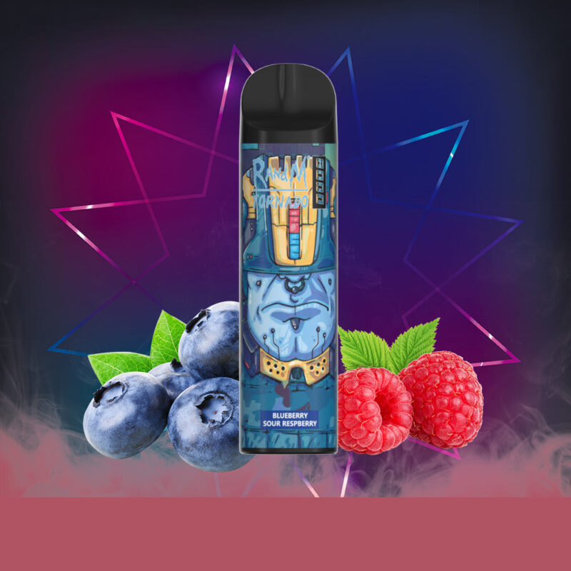 Un dispositivo per svapare etichettato "Blueberry Sour Raspberry" con un colorato design da cartone animato è circondato da mirtilli e lamponi freschi su uno sfondo vivace con motivi geometrici.
