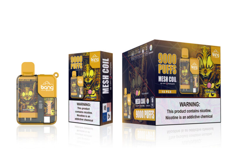 Un affichage promotionnel d'une vape à bobine en maille Bang Box avec 9000 bouffées, comportant un appareil jaune avec un graphisme d'animal de dessin animé, une étiquette de saveur pêche mangue et un avertissement de nicotine sur l'emballage.