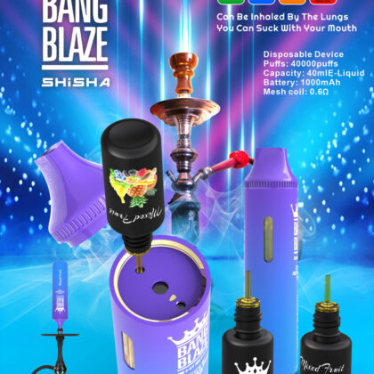 Reklambild för Bang Blaze Shisha-enheten som visar upp dess funktioner, inklusive 40 000 bloss, 40 ml e-vätska, en mesh-spole på 0,6 ohm, ett laddningsbart batteri på 1000 mAh via USB Type-C och en påfyllningsbar design.