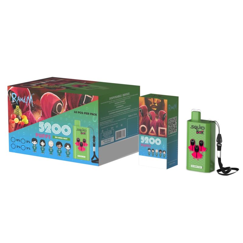 Un dispositivo de vapeo desechable verde etiquetado como 'Squid Box' con un diseño de frutas, exhibido junto a su colorido empaque que incluye imágenes de máscaras y símbolos geométricos que recuerdan a una popular serie de transmisión; el paquete anuncia 5200 bocanadas y sabor 'Red Mango Fruit'.