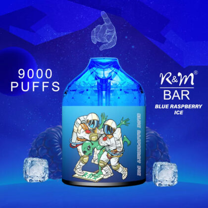 Ein blaues R&M Bar-Vape-Gerät mit einer Abbildung von zwei Astronauten und einem Außerirdischen auf der Vorderseite, umgeben von einem blauen Hintergrund mit Weltraummotiven mit den Texten „9000 PUFFS“ und „BLUE RASPBERRY ICE“, mit Bildern von Eiswürfeln und Himbeeren.