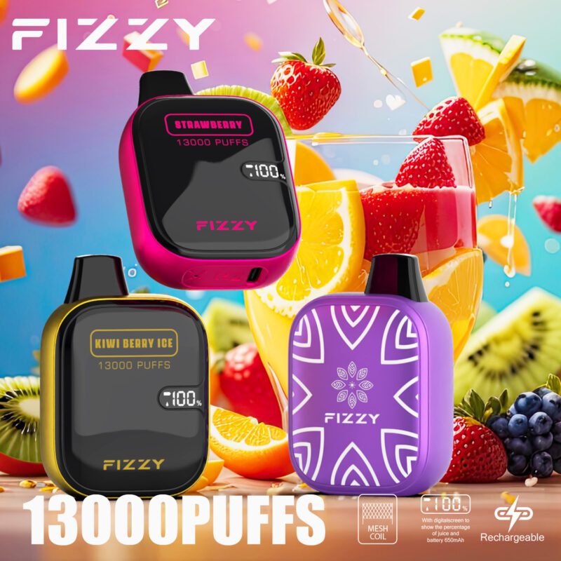 Trois vapes jetables colorées étiquetées « Fizzy » avec 13 000 bouffées, dotées d'écrans numériques affichant le pourcentage de charge, entourées de tranches de fruits et d'éclaboussures de jus.