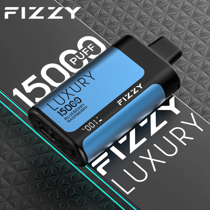 Een blauw-zwarte "Fizzy" vape met het label "Luxury" met 1500 trekjes en bosbessen-frambozensmaak, gepresenteerd op een verpakking met geometrisch patroon.