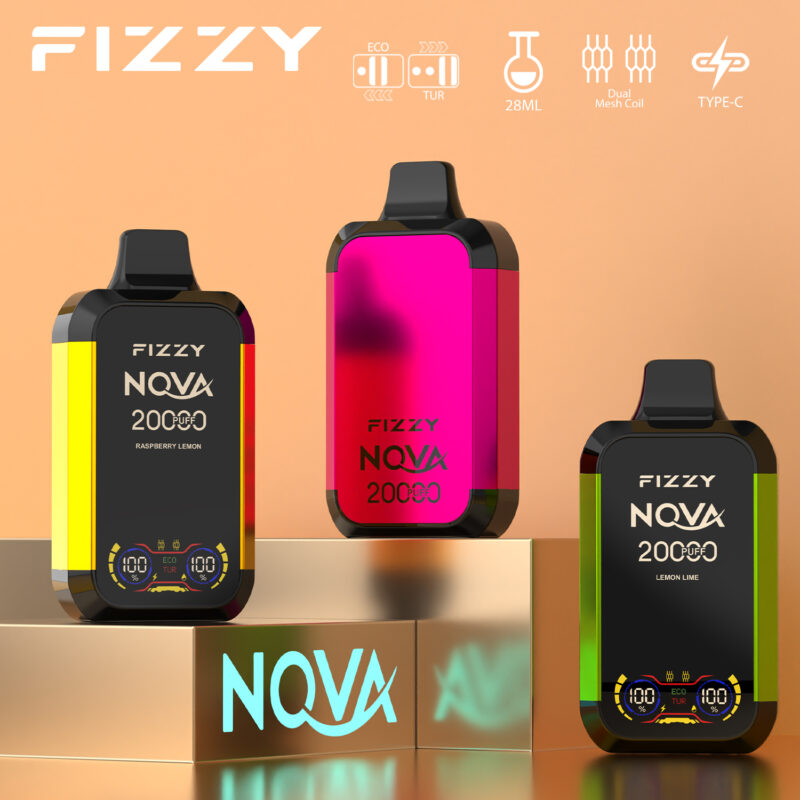 Tre colorati dispositivi per svapo FIZZY NQVA con capacità di 20.000 boccate, doppie bobine a rete e ricarica Type-C sono esposti su una superficie dorata riflettente.