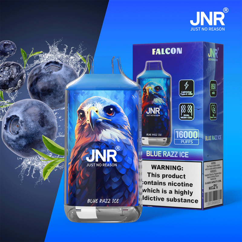 Prodotto per svapo Blue Razz Ice con grafica di un falco sul dispositivo, con mirtilli e spruzzi d'acqua sullo sfondo. La confezione evidenzia 16.000 tiri, batteria da 850 mAh e doppia bobina a maglie, insieme a un'etichetta di avvertenza sulla nicotina.