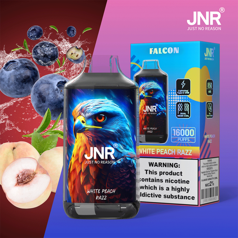 Dispositivo di svapo JNR al gusto "White Peach Razz" con un disegno di falco sulla parte anteriore, accanto alla confezione. Il testo include "16000 puff", "850 mAh", "contenuto di nicotina 2%" e un avviso sulla natura assuefacente della nicotina. Mirtilli e pesche bianche sono illustrati sullo sfondo.
