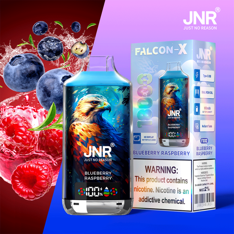 Un produit de vapotage sur le thème du faucon étiqueté « JNR Just No Reason » au goût de myrtille et de framboise, avec des fonctions d'affichage numérique affichées à côté de l'emballage et un avertissement concernant la nicotine.