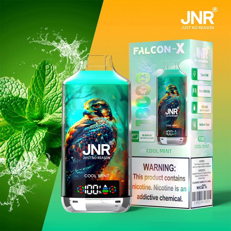 Appareil à vapotage avec un motif de faucon étiqueté « JNR Cool Mint », affiché à côté de son emballage sur un fond de feuilles de menthe.