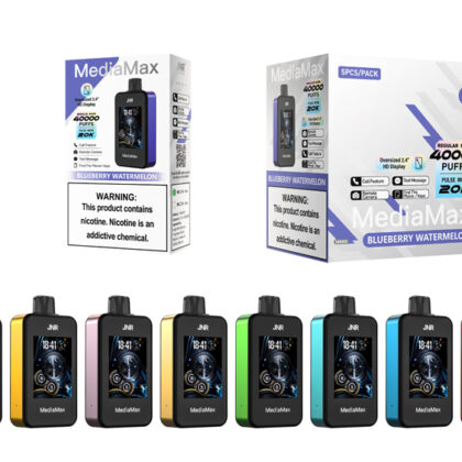 Afbeelding van MediaMax vape-apparaten van JNR met een digitaal display. De apparaten worden in verschillende kleuren getoond onder een verpakking met het label "Blueberry Watermelon" met functies zoals 40.000 trekjes, een extra groot 2,4" HD-display en een nicotinewaarschuwing.