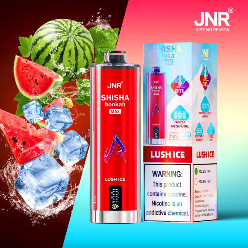 Un dispositivo elettronico per shisha etichettato "JNR Shisha Hookah Max Lush Ice" è mostrato accanto alla sua confezione. Lo sfondo presenta immagini di fette di anguria e cubetti di ghiaccio. La confezione include disegni colorati e un avviso sul contenuto di nicotina.