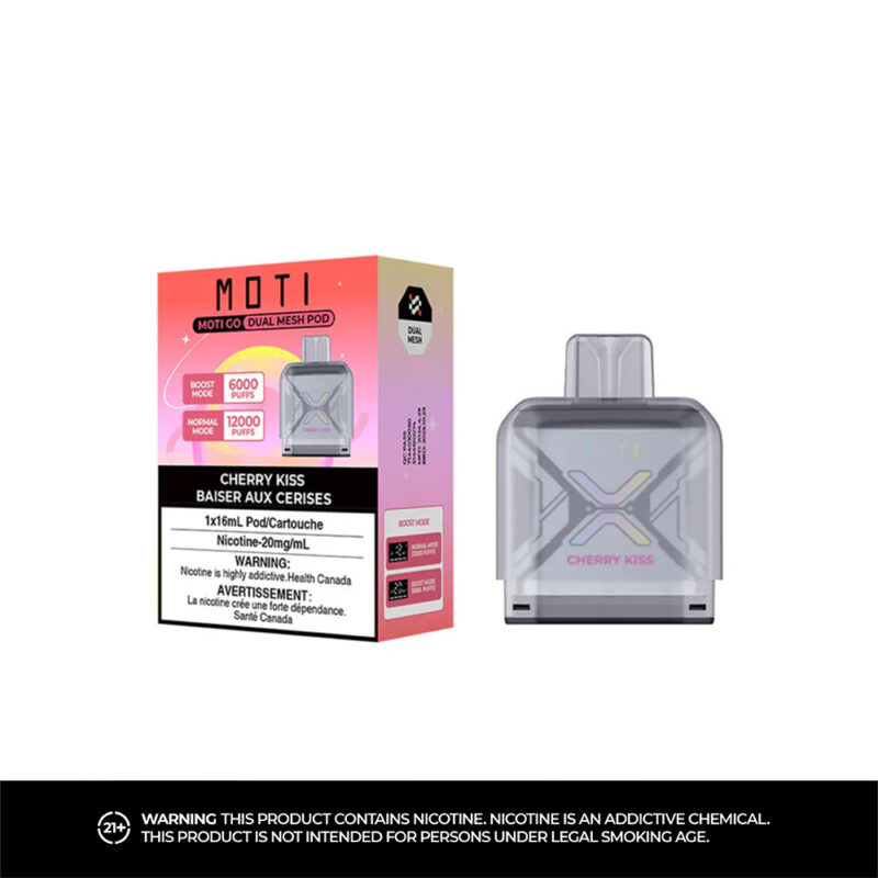Ein Vaping-Pod-Paket der Marke „MOTI“ mit „Cherry Kiss“-Geschmack, das die Dual-Mesh-Technologie, einen Nikotingehalt von 20 mg/ml und die Anzahl der Züge für den Boost- und Normalmodus hervorhebt. Die Verpackung enthält Warnhinweise bezüglich Nikotinsucht und Altersbeschränkungen.