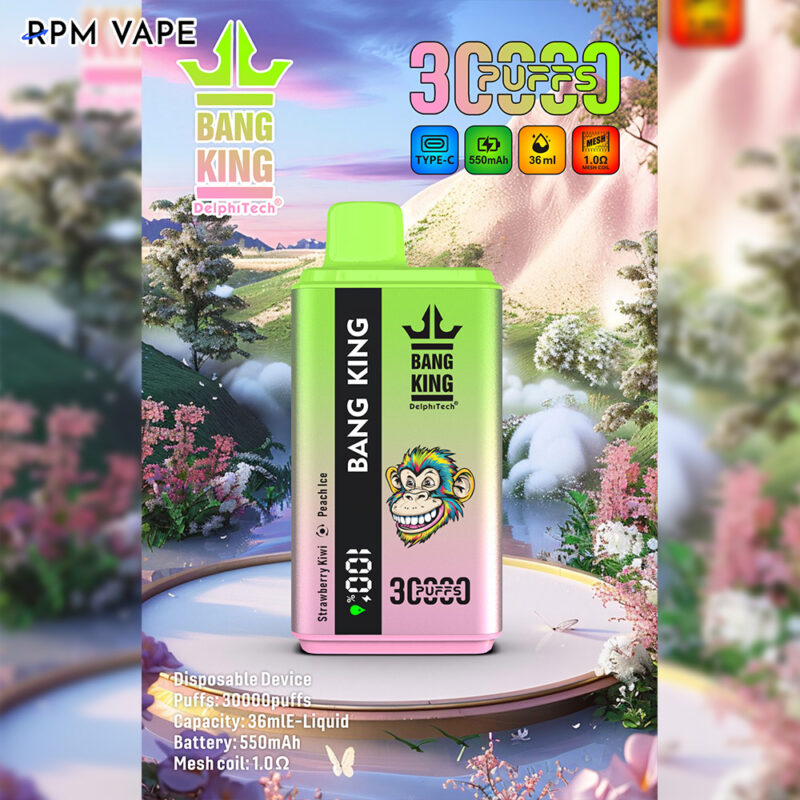 Un dispositivo de vapeo desechable con un diseño rosa y verde, etiquetado como "Bang King" con el sabor "Strawberry Kiwi @ Peach Ice", que presenta un gráfico de mono e indica 30000 bocanadas, batería de 550 mAh, capacidad de e-líquido de 36 ml y una bobina de malla de 1.0 Ω.