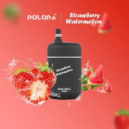 Werbebild eines schwarzen Doloda-Vaping-Geräts mit der Aufschrift „Strawberry Watermelon“, umgeben von frischen Erdbeeren und Wassermelonenscheiben auf rotem Hintergrund.