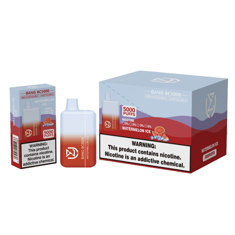 Image promotionnelle pour l'appareil de vapotage jetable rechargeable Bang BC5000 Watermelon Ice, montrant l'emballage et l'appareil à côté de l'étiquette d'avertissement relative à la nicotine indiquant « Ce produit contient de la nicotine. La nicotine est une substance chimique addictive. »