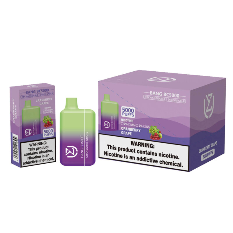 Une vape jetable rechargeable Bang BC5000 au goût de raisin canneberge, emballée avec une boîte et un avertissement indiquant que la nicotine est un produit chimique addictif.