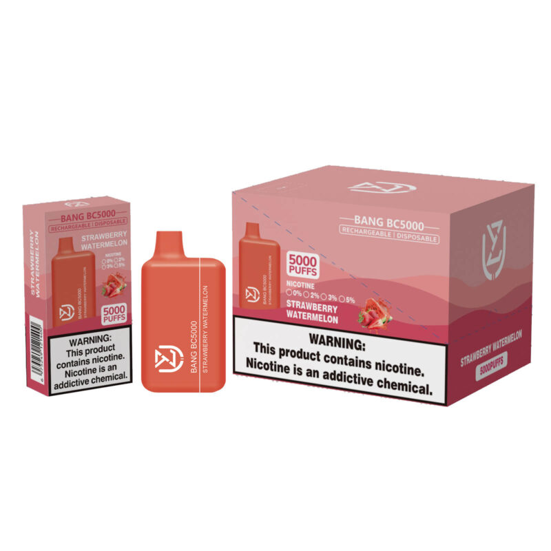 Emballage d'une vape rechargeable et jetable Bang BC5000 de 5000 bouffées, aromatisée à la fraise pastèque, affichant bien en évidence une étiquette d'avertissement sur la nicotine.