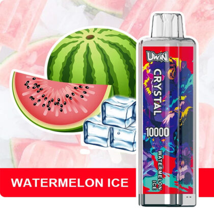 Un appareil de vapotage jetable coloré étiqueté « Uwin Crystal 10000 Watermelon Ice » avec des illustrations, présenté à côté de tranches de pastèque et de glaçons.