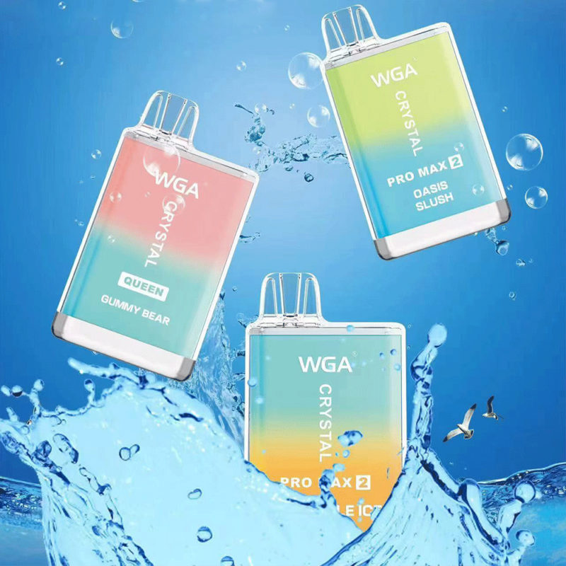 Tres dispositivos de vapeo coloridos etiquetados "WGA Crystal 6000" flotando en salpicaduras de agua sobre un fondo azul.