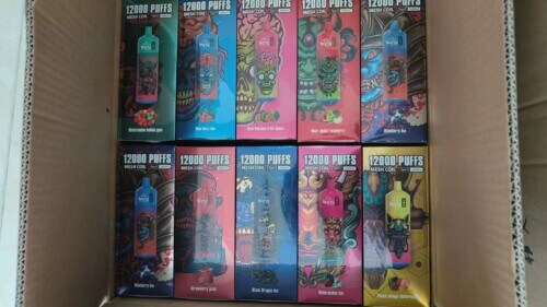 Una scatola contenente diversi gusti di prodotti Bang vape, ognuno etichettato con la scritta "12000 PUFFS" e con disegni colorati e intricati raffiguranti teschi e creature mitologiche sulla confezione.