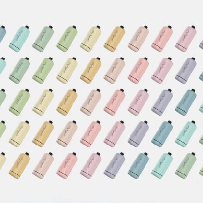 Una serie de botellas de agua aisladas de colores pastel, cada una etiquetada como "Tienda de proveedores", dispuestas en una cuadrícula diagonal sobre un fondo claro.