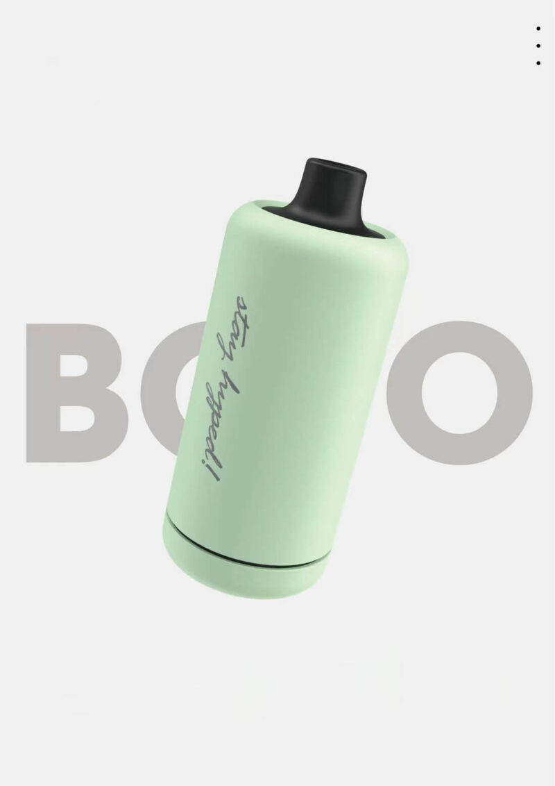 En ljusgrön cylindrisk vape-enhet med "stay hyped" skrivet i skript på sidan, visad mot en vit bakgrund med de bleka bokstäverna 'BO' i bakgrunden.
