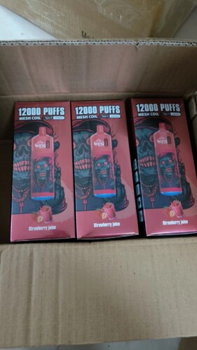 Tre scatole di sigarette elettroniche usa e getta Bang XXL etichettate "12000 PUFFS Mesh Coil Type-C 850mAH" al gusto di succo di fragola, con disegni grafici sulla confezione, all'interno di una scatola di cartone aperta.