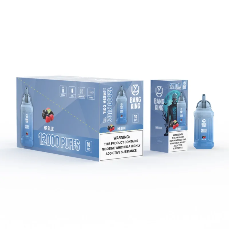 Auf der Verpackung des Bang King Mr Blue Vaping-Produkts steht in großem Text, der auf 12.000 Züge hinweist, und ein Warnhinweis zu Nikotin. Außerdem ist das Bild einer blauen E-Liquid-Flasche und eine Grafik mit verschiedenen Beeren zu sehen.