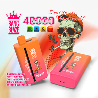 Immagine promozionale per il dispositivo di svapo usa e getta Bang Blaze con una confezione arancione e rosa brillante e un teschio che indossa occhiali da sole arancioni; i dettagli includono doppi aromi, 40.000 tiri, capacità del liquido di 40 ml, batteria da 650 mAh e doppia resistenza a rete da 1,2Ω.