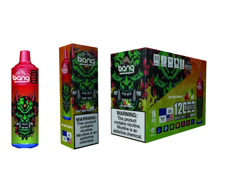 Mostra il marchio Bang Sour Apple Raspberry su una cartuccia per vaporizzatore, sulla sua confezione singola e su una grande scatola. Include una grafica audace di un personaggio con la faccia verde circondato da immagini di frutta, che mette in risalto l'aroma, le avvertenze sul prodotto e caratteristiche come 12000 tiri e la tecnologia mesh coil.
