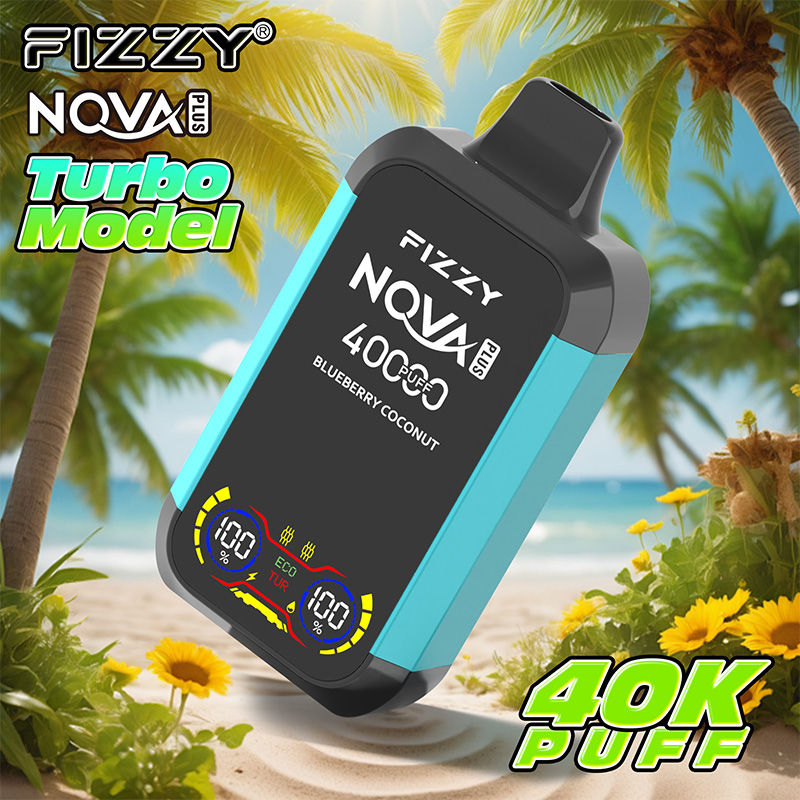 Reklambild av vape-enheten Fizzy Nova Plus Turbo Model med 40 000 bloss i smaken blåbär och kokos, visad i en tropisk bakgrund med palmer och blommor.