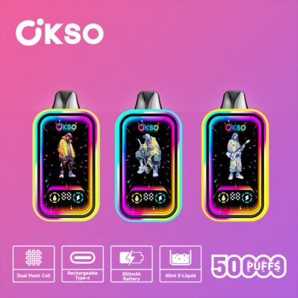 Tre flerfärgade OKSO engångsvape-enheter med grafisk design på en tonad rosa och lila bakgrund, tillsammans med ikoner som framhäver funktioner som dubbel mesh-spole, laddningsbar Type-C-port, 850 mAh batteri, 40 ml e-vätskekapacitet och 50 000 puffar.