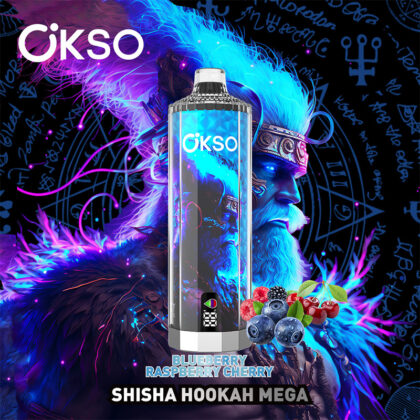Immagine promozionale che mostra il dispositivo Shisha Hookah Mega del marchio Ökso con vivaci sapori di mirtillo, lampone e ciliegia in evidenza, accompagnato da uno sfondo mistico a tema blu e viola e da un'immagine di una figura mitologica adornata con elementi luminosi.