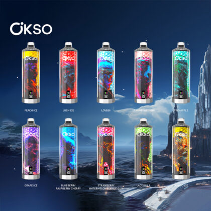 Ein Bild, das verschiedene OKSO-Vape-Aromen in bunten Flaschen mit stilisierten futuristischen Designs vor einer dramatischen Landschaftskulisse zeigt, darunter Sorten wie Peach Ice und Strawberry Kiwi.
