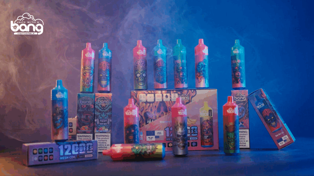 Esposizione promozionale di prodotti per sigarette elettroniche usa e getta Bang, caratterizzati da design e marchi colorati, con sfondo fumoso e luci vivaci.